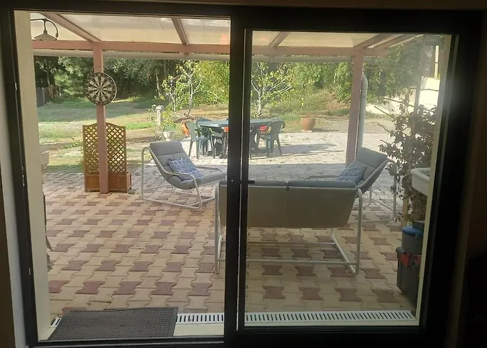 Jolie Maison,terrasse, Jardin 5 Minutes De La De La Chambrette Avec Restos Les Pieds Dans Le Sable